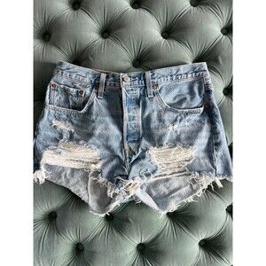 Woman’s Levi shorts size 31